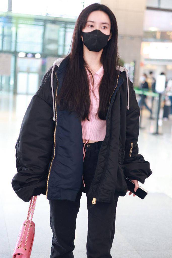 黑色 甜酷机能风！孟子义穿黑色棉夹克搭配粉色针织开衫