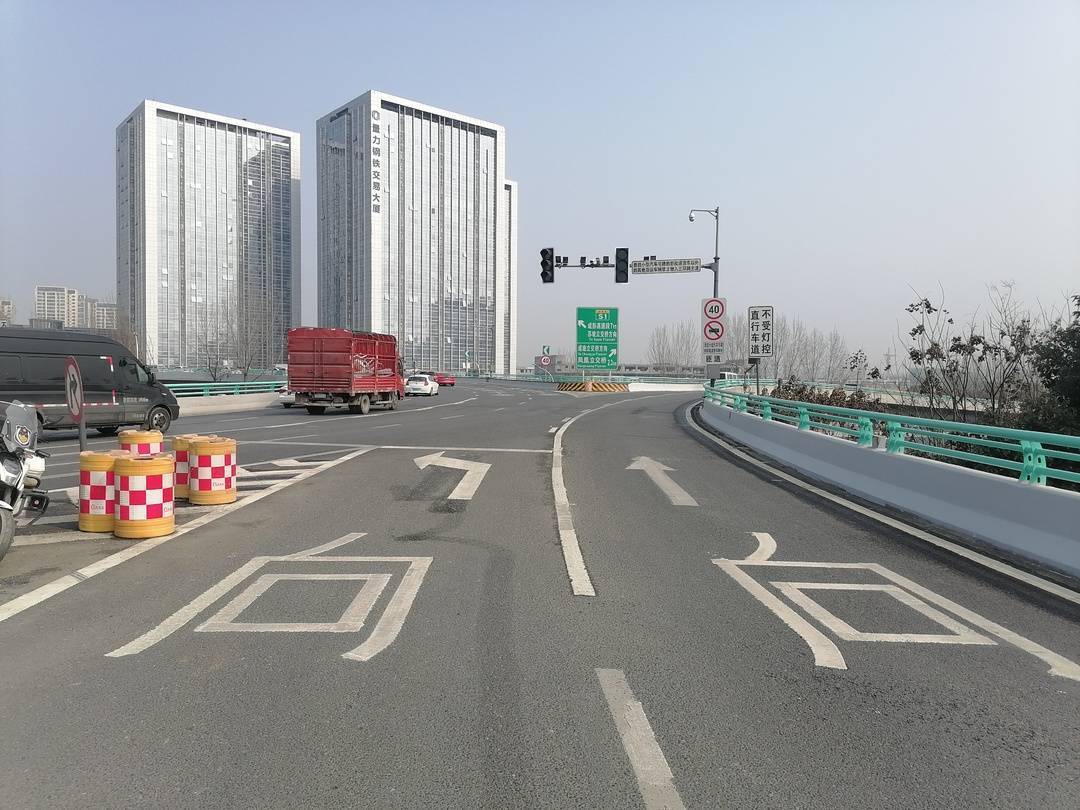 新调整成都三环路成彭立交桥环岛新增信号灯设畅行车道