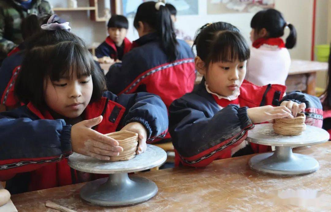 春秋玩陶泥冬日画瓷盘这所学校陶艺课堂有特色