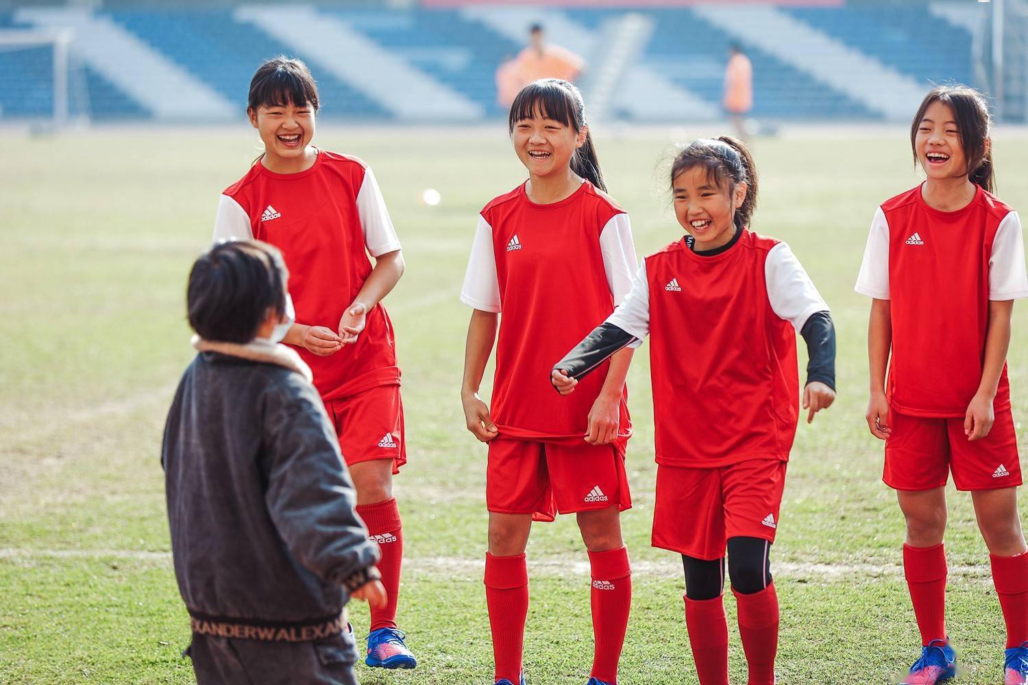 阿迪达斯足球助力元宝小学女子足球队走出大山勇敢逐梦