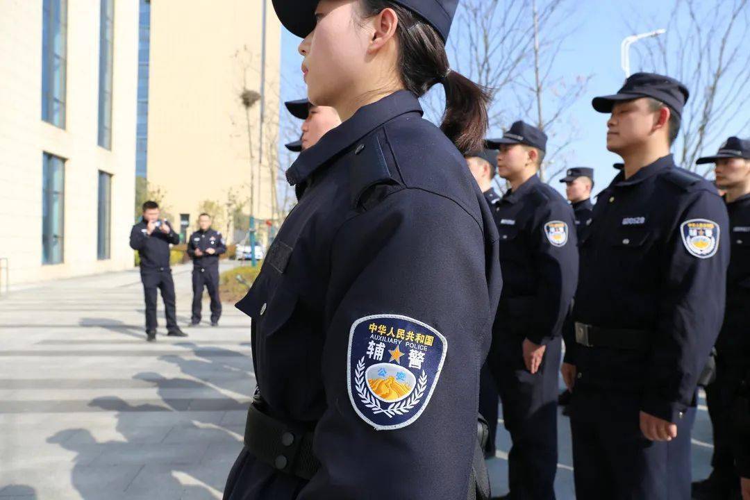 辅警集体换装看看新式标识