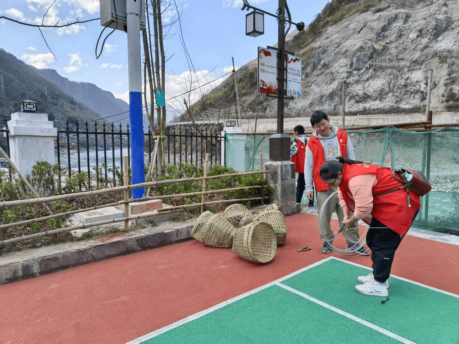 重学习抓落实创一流丹珠村弘扬雷锋精神志愿服务暖人心