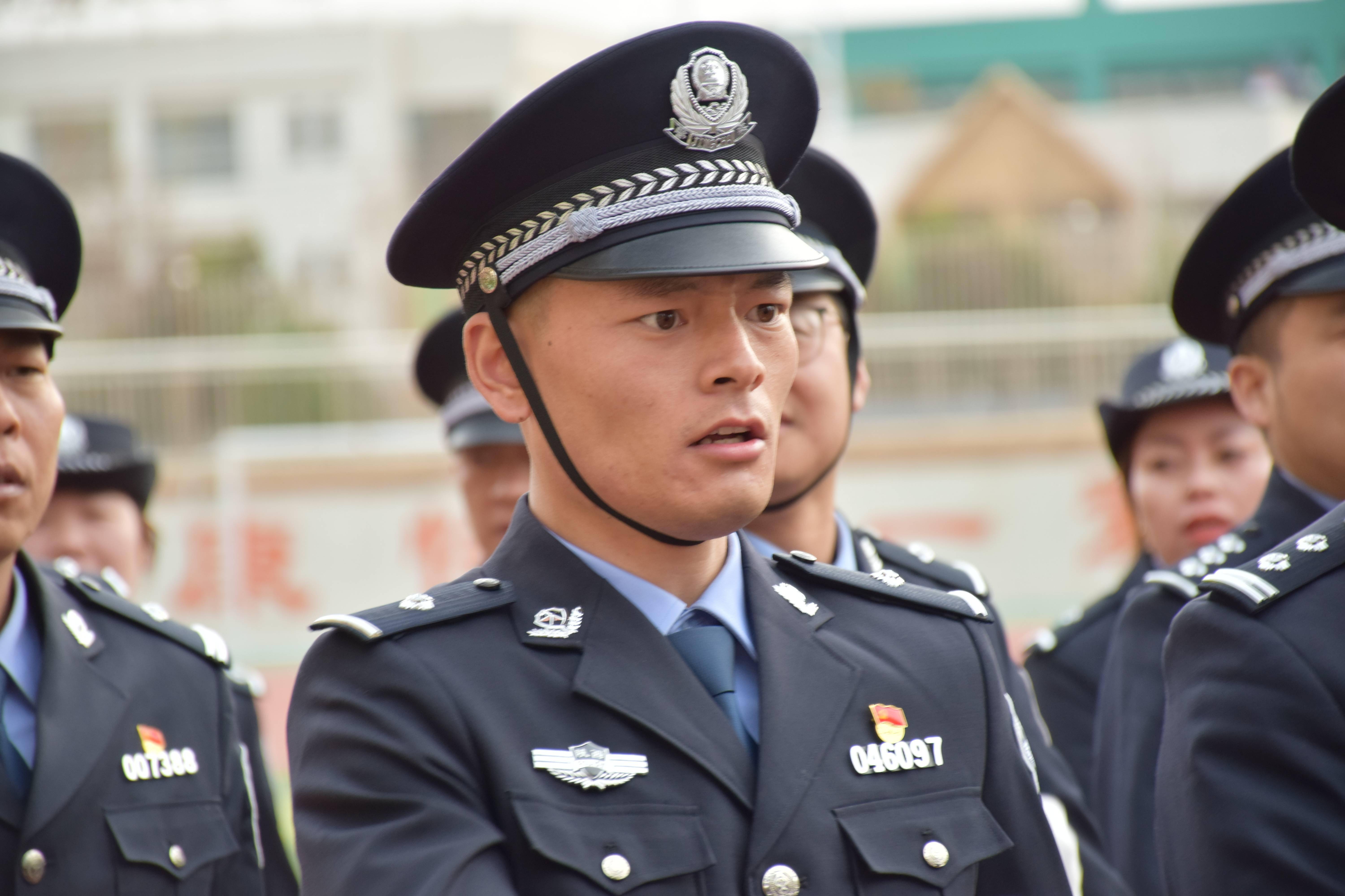 伴随着激昂高亢的进行曲,由八名护旗手组成的国旗,警旗仪仗方队,高擎