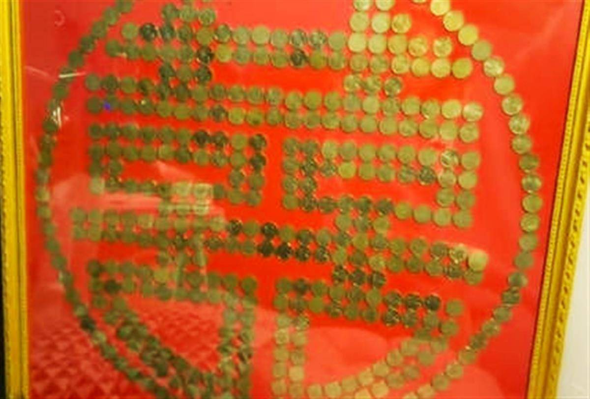 闺蜜订婚，女子用403个硬币贴出“喜”字送祝福_搜狐网