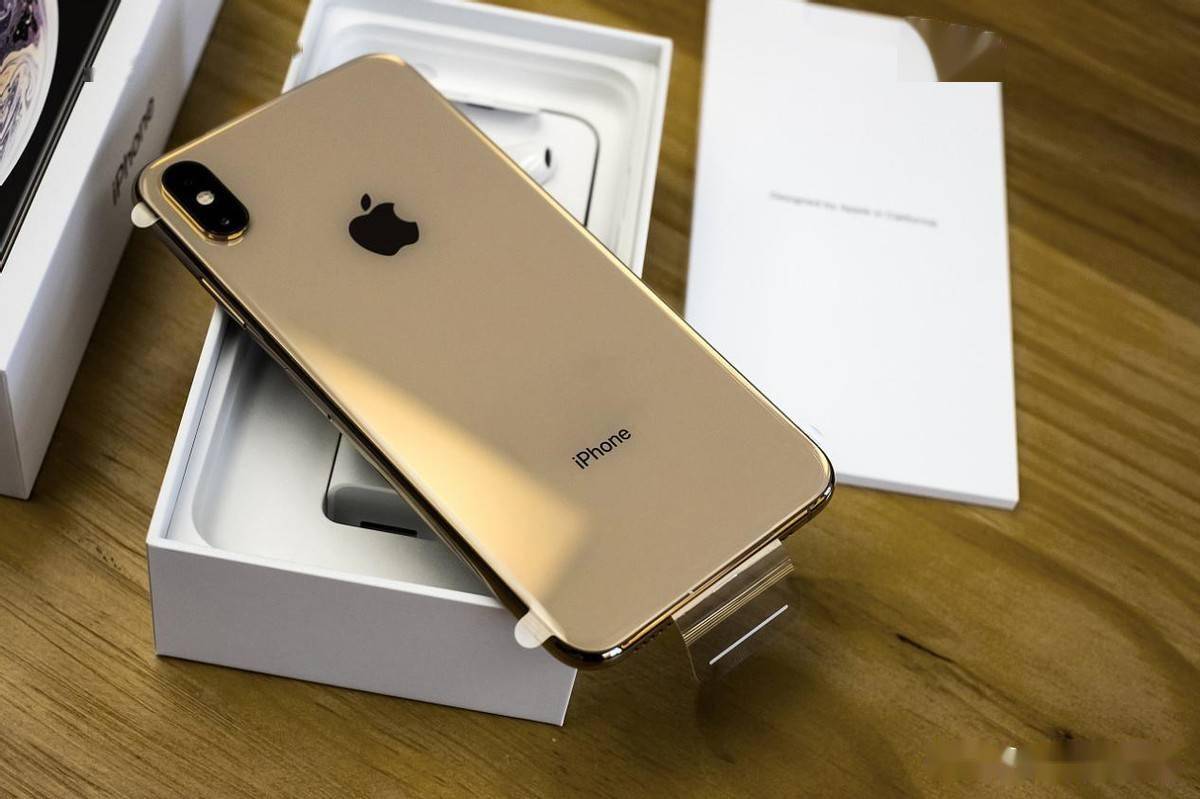 xs max作为机皇旗舰,在续航,快充,影像和屏幕等方面都是当时苹果中最