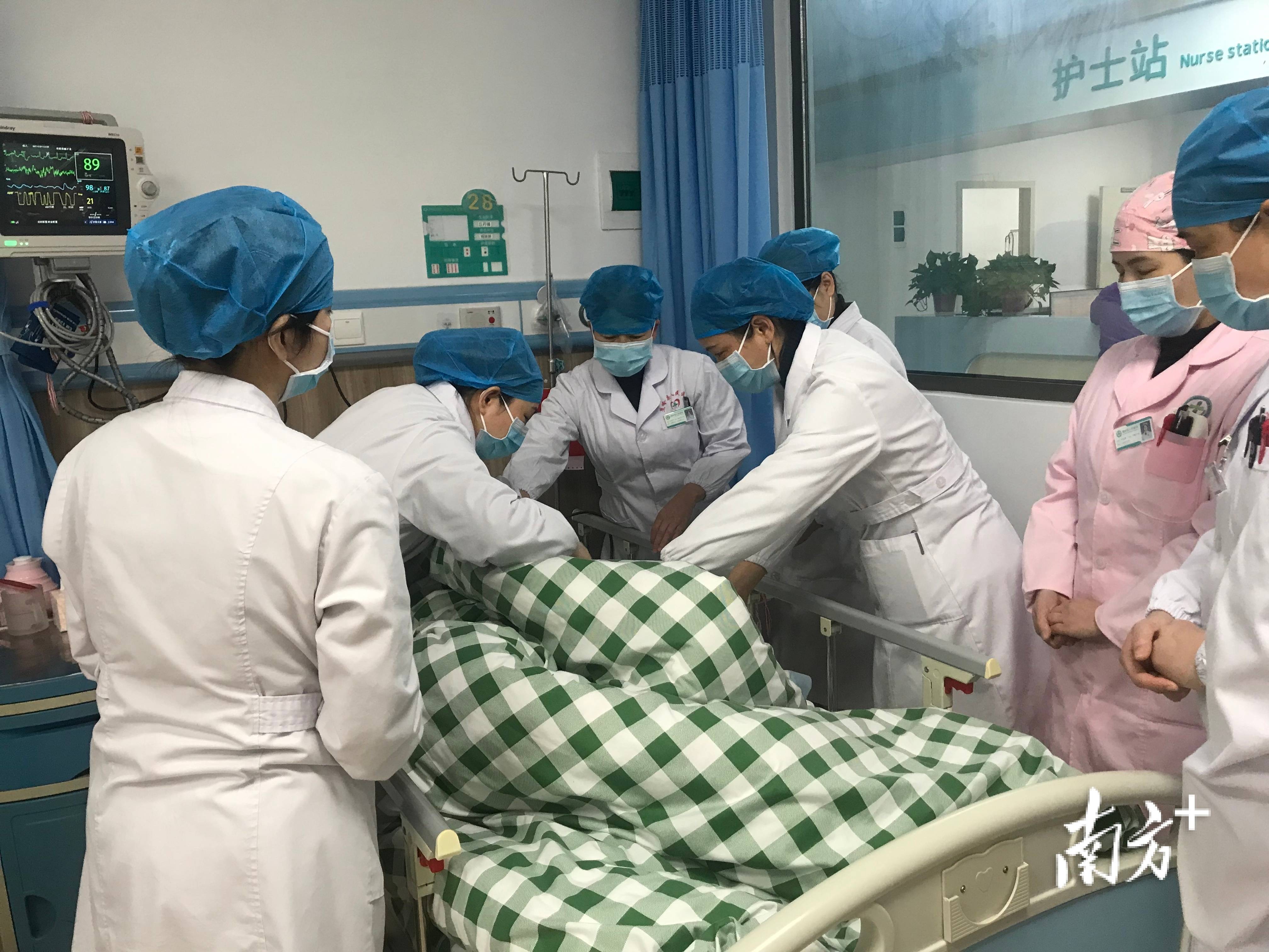 新生儿科护士长汤苏婷,从业十多年来,她坚持用责任心,爱心和细心,照顾