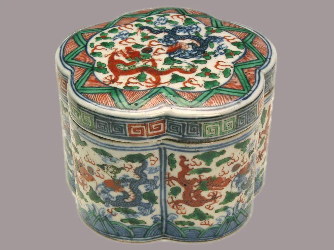 【华彩宫瓷】五彩鉴赏:恰似云霞映苍穹_故宫博物院_明万历_青花五彩