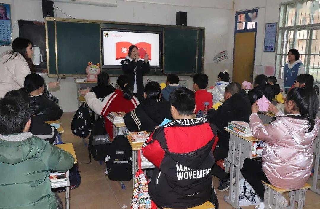 我校研支团赴西塔小学讲授微团课