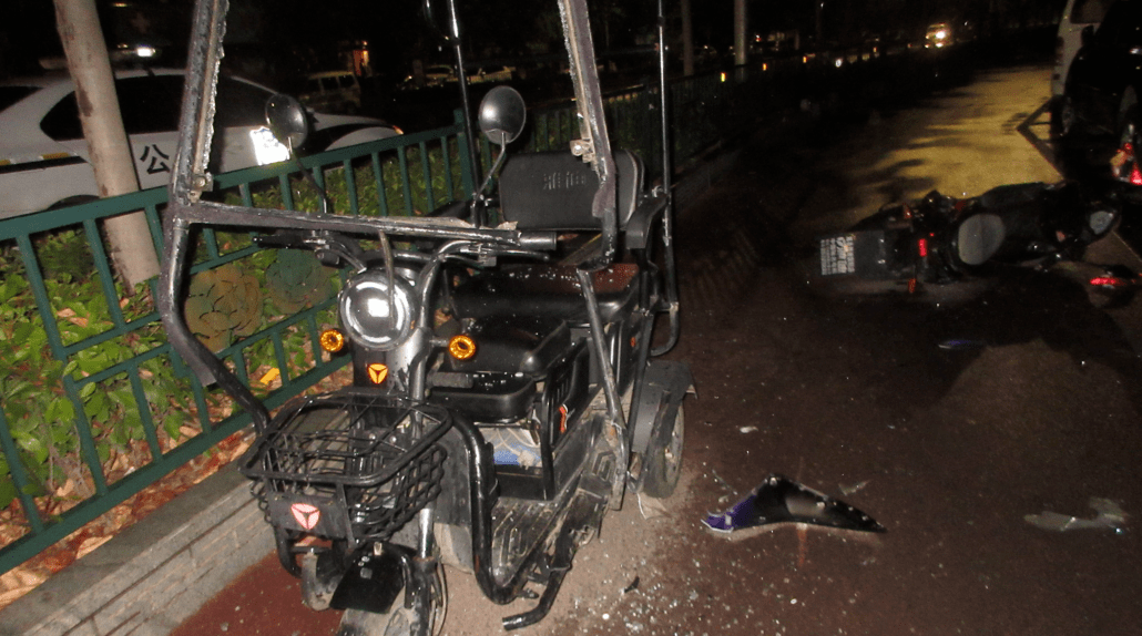 宜阳县2022年1月4日8时31分,张某驾驶三轮电动车沿宜阳县红旗路南侧由