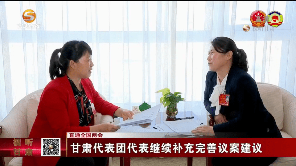 甘肃代表团代表继续补充完善议案建议