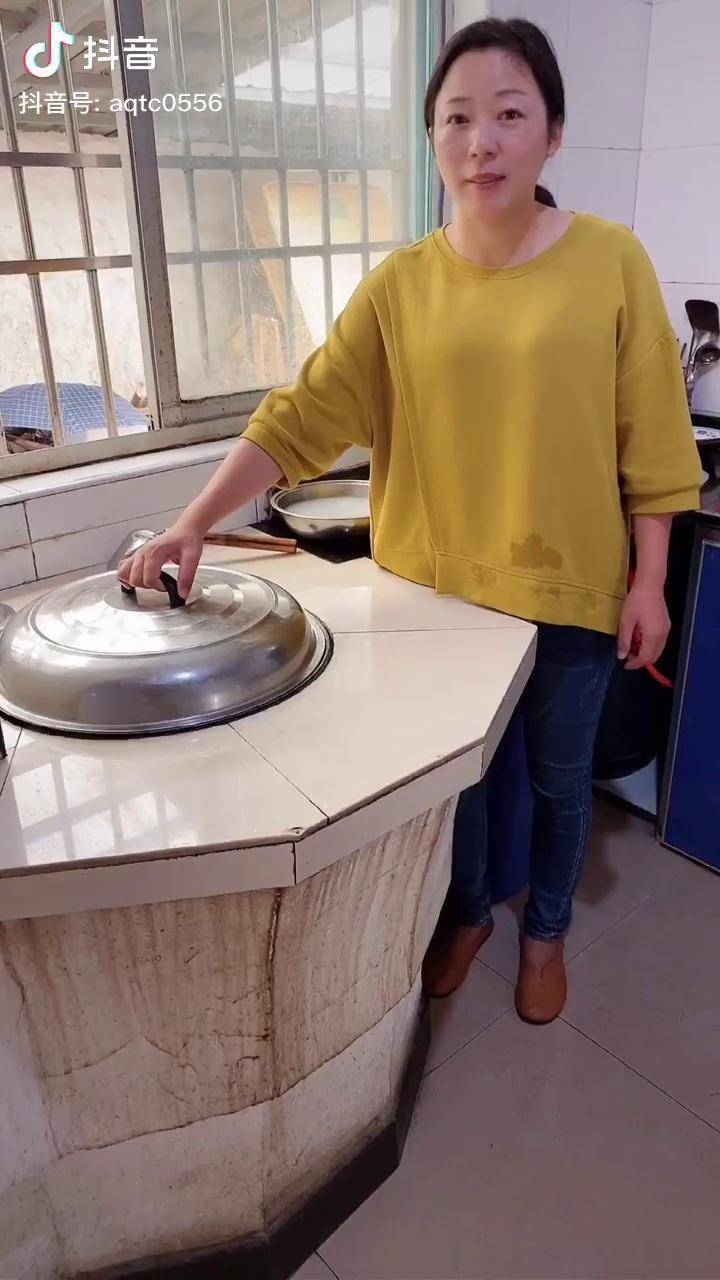 一直不敢掀这个锅盖,怕你们瞧不起我家的伙食,每天这样粗茶淡饭的.