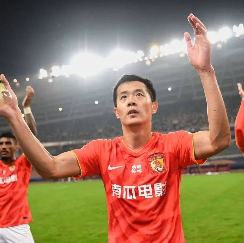 黄博文退役基本确定!国足备战开启魔鬼模式:首堂训练课超90分钟_训练员_球员_年轻人