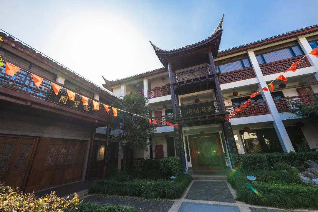 鸟语花香十步芬芳秦汉胡同被授予陈佩秋艺术传承基地称号