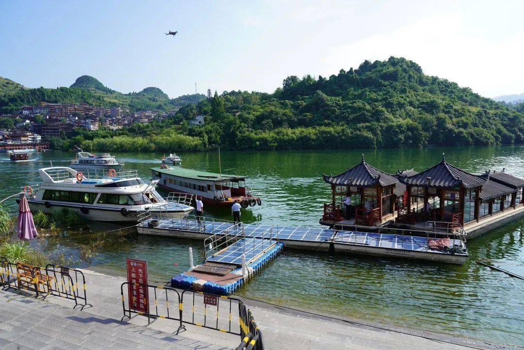 芙蓉镇码头芙蓉镇大桥下车点——步行过桥——景区专线接驳车