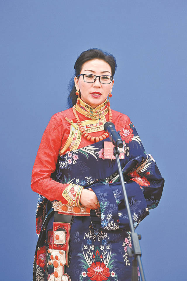 青海省全国人大代表夏吾卓玛走进代表通道