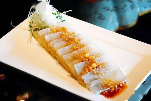 柜上一看您自己带着酒,先给您烫上,外敬一盘虎皮冻,一碟木稚枣,这是柜