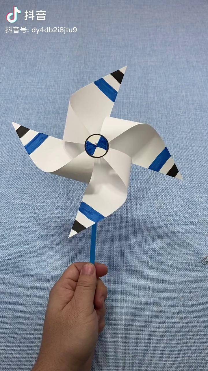 给孩子做一个好玩的风车,制作非常简单,拿在手上走起路来就会开始旋转