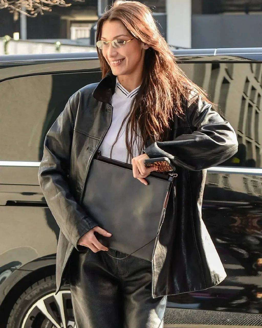 服装下周穿什么 | Bella Hadid带男友在时装周溜达，我却爱上她的短上衣