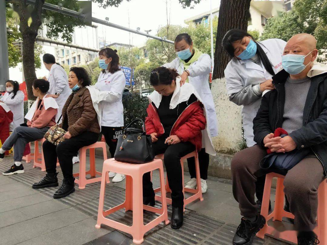 学习雷锋好榜样贵阳盲人按摩师义务按摩感恩情