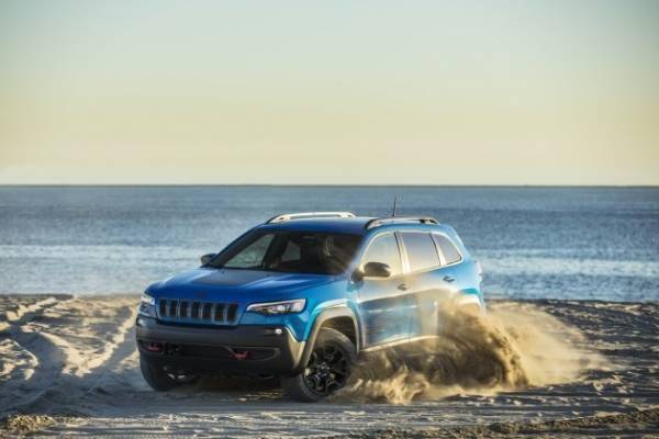 新款jeep自由光(参数|图片)海外版售价方面,2022款jeep cherokee(参数