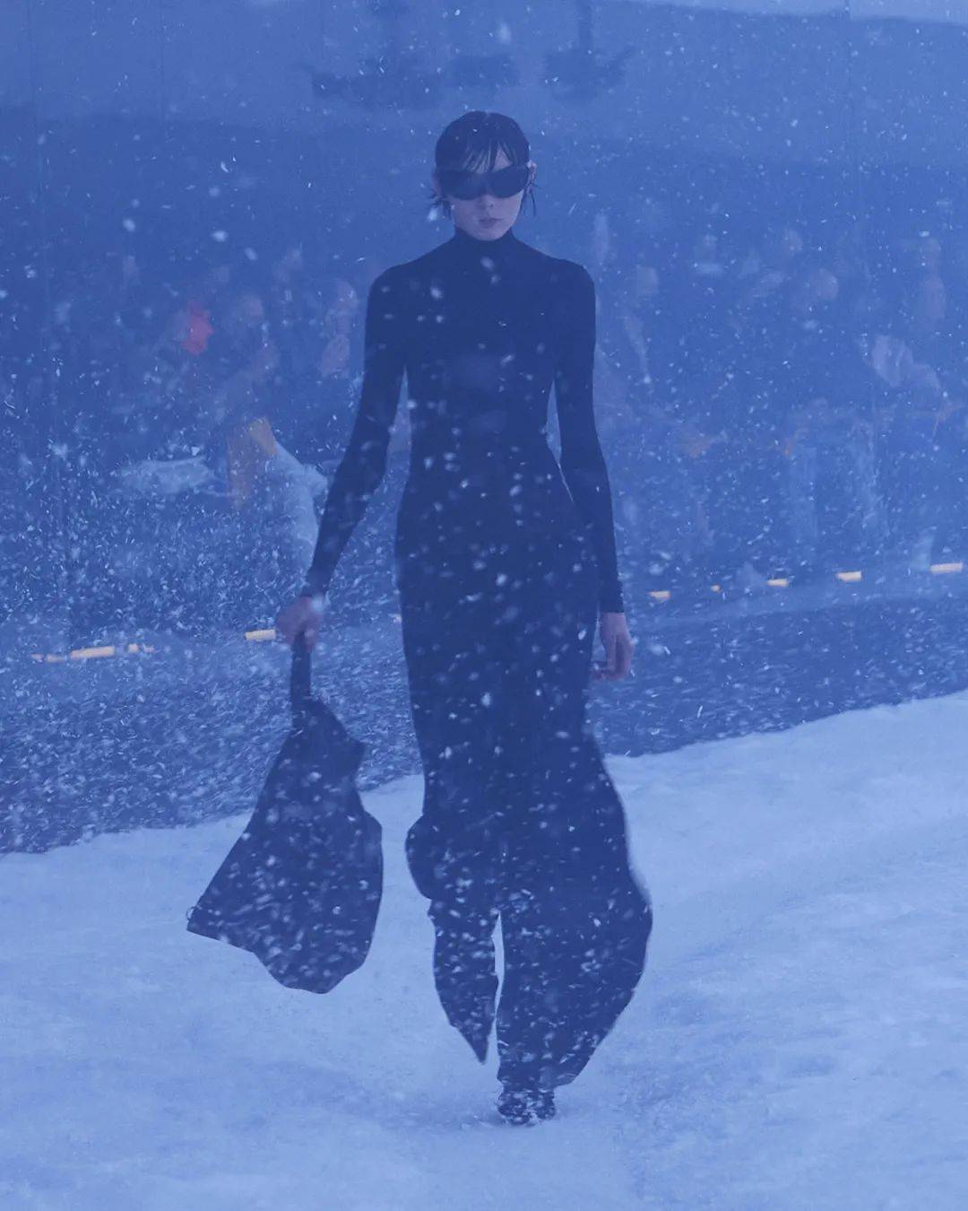 冒雪 BALENCIAGA冒雪走秀，想传达什么？