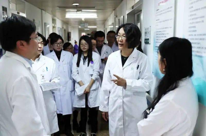 4医生是我最爱的职业,成为患者的点灯人踏进特需门诊的沈琳来到分诊台