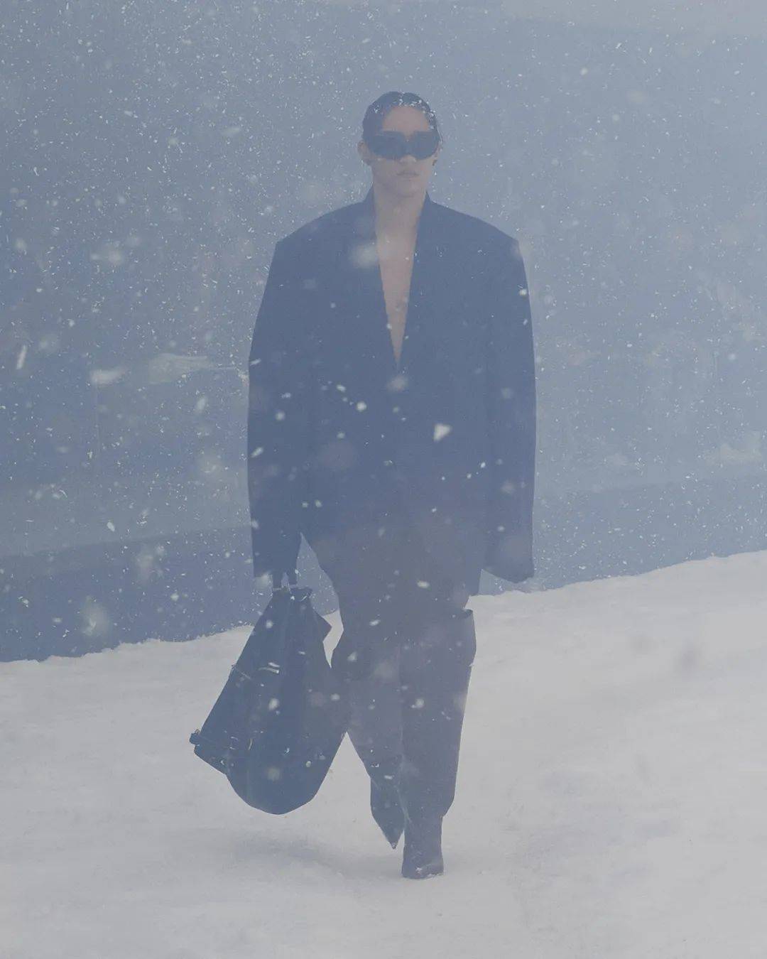 服装BALENCIAGA冒雪走秀，想传达什么？