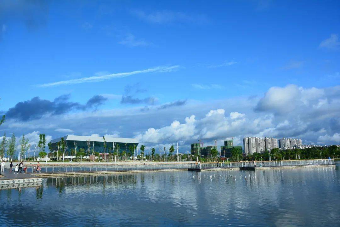 近日,营山县委书记罗明远,营山县委副书记,县长敬健分别在《营山农商