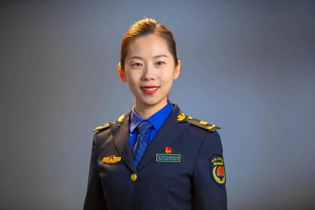 新婚燕尔时,施阳在共青团,丈夫莫非在督查支队.