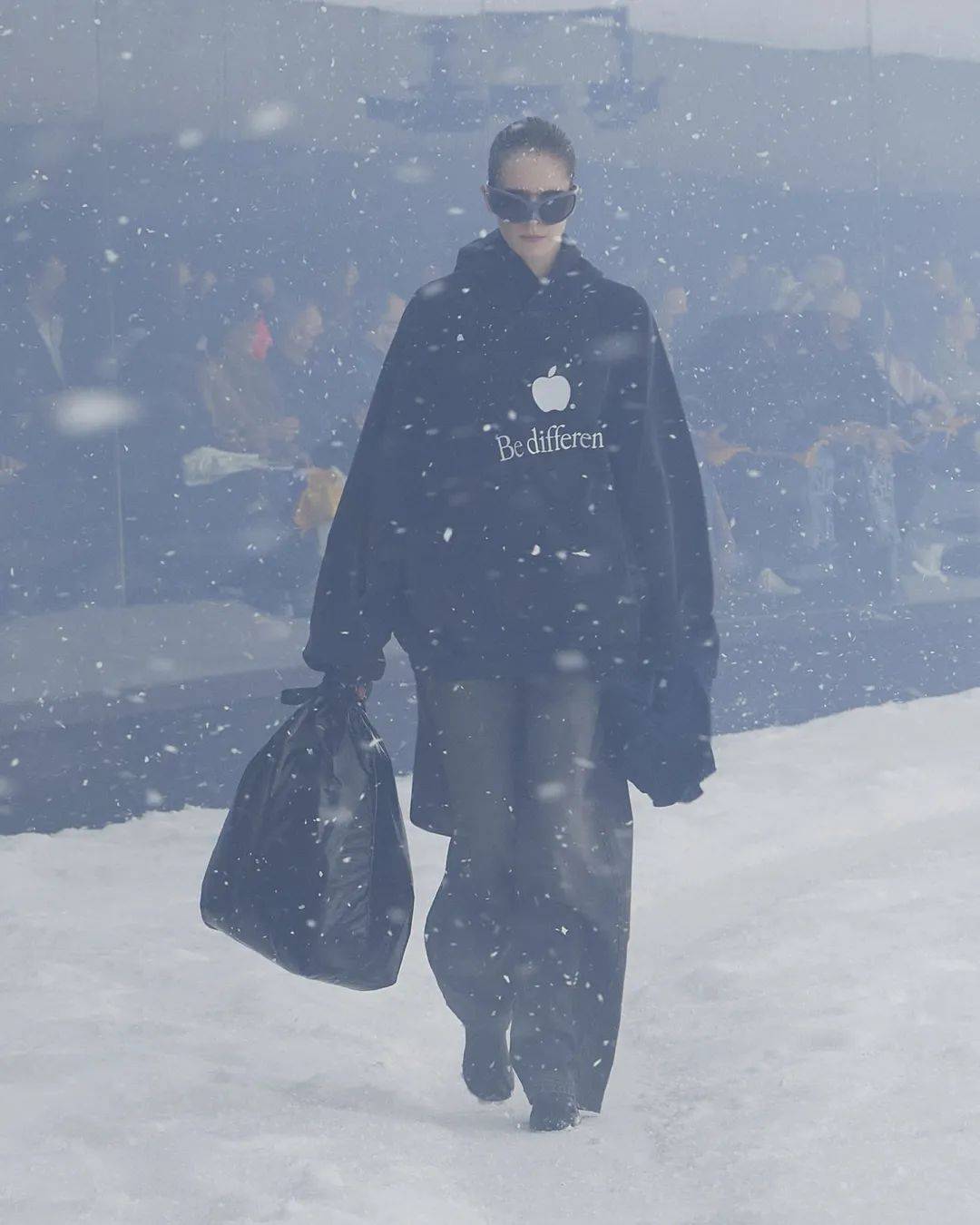 冒雪 BALENCIAGA冒雪走秀，想传达什么？