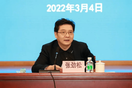 省商务厅长张劲松同志向与会媒体介绍了过去一年广东商务工作情况和