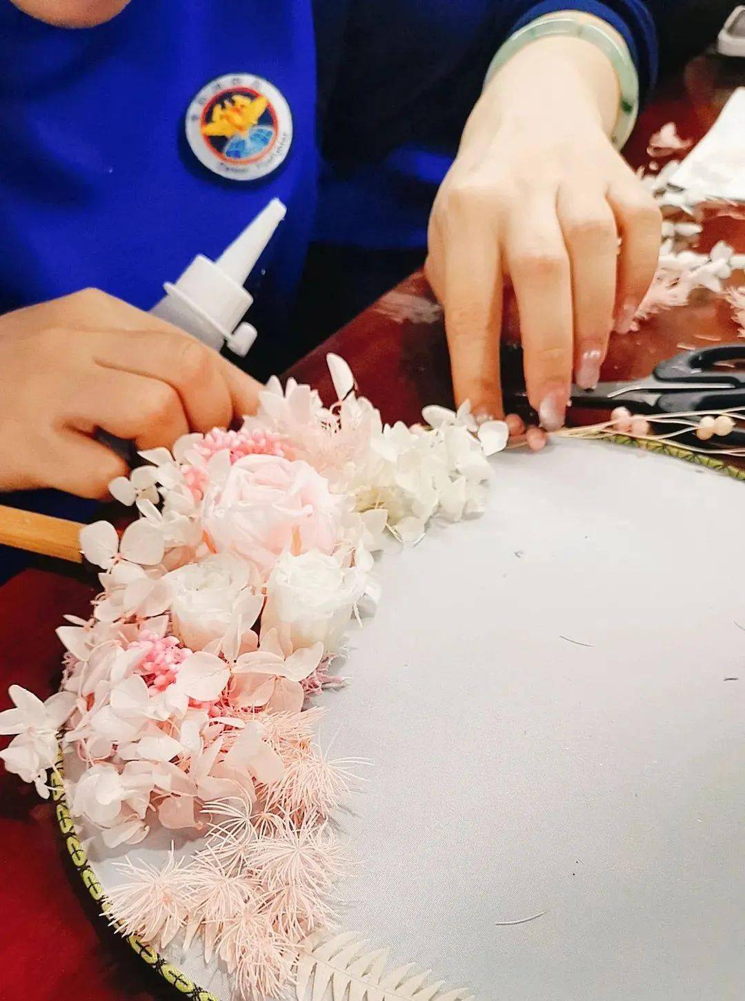 制扇至美尽显巾帼风采海珠消防大队工会开展团扇制作活动喜迎三八妇女