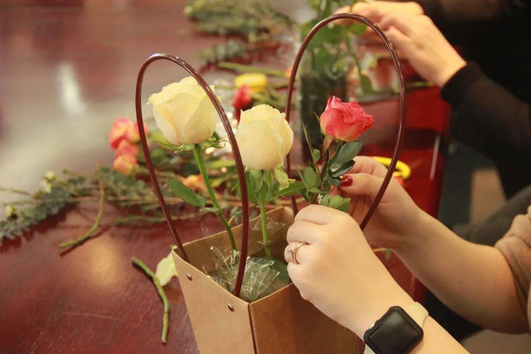 巾帼绽芳华笃行谱新篇集团工会开展庆祝妇女节插花沙龙活动