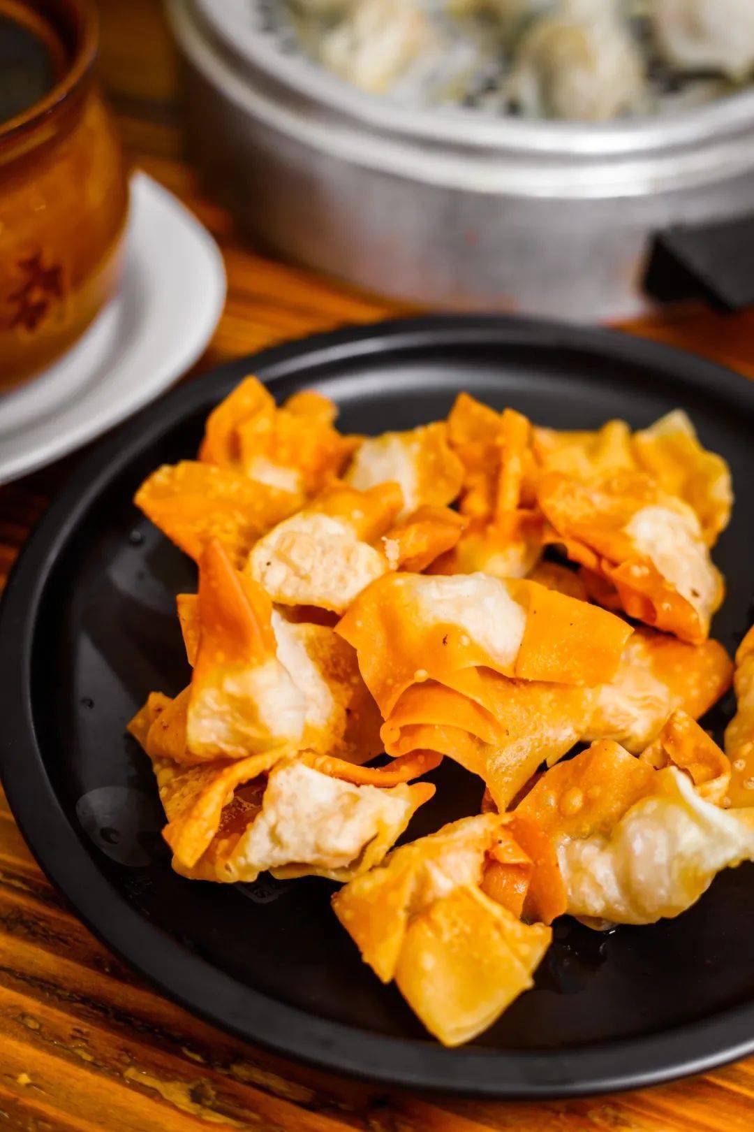 刚刚出锅的炸馄饨的外皮酥脆程度堪比现炸薯片,入口尽是"咔吱咔吱"的