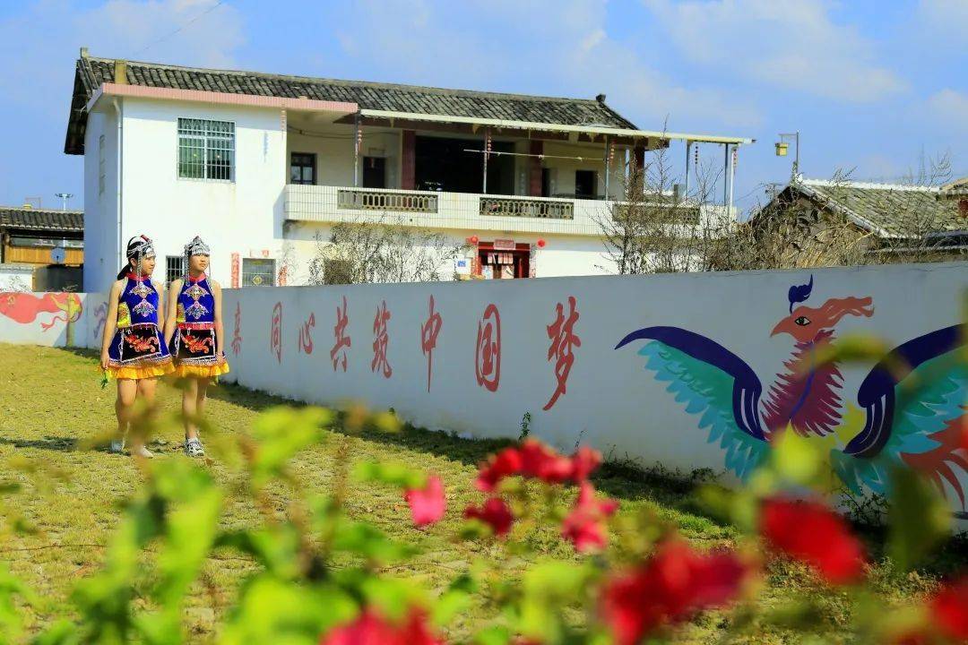 4同心共筑中国梦-作者:上杭县白砂镇中心小学王飞燕--文化墙制作单位