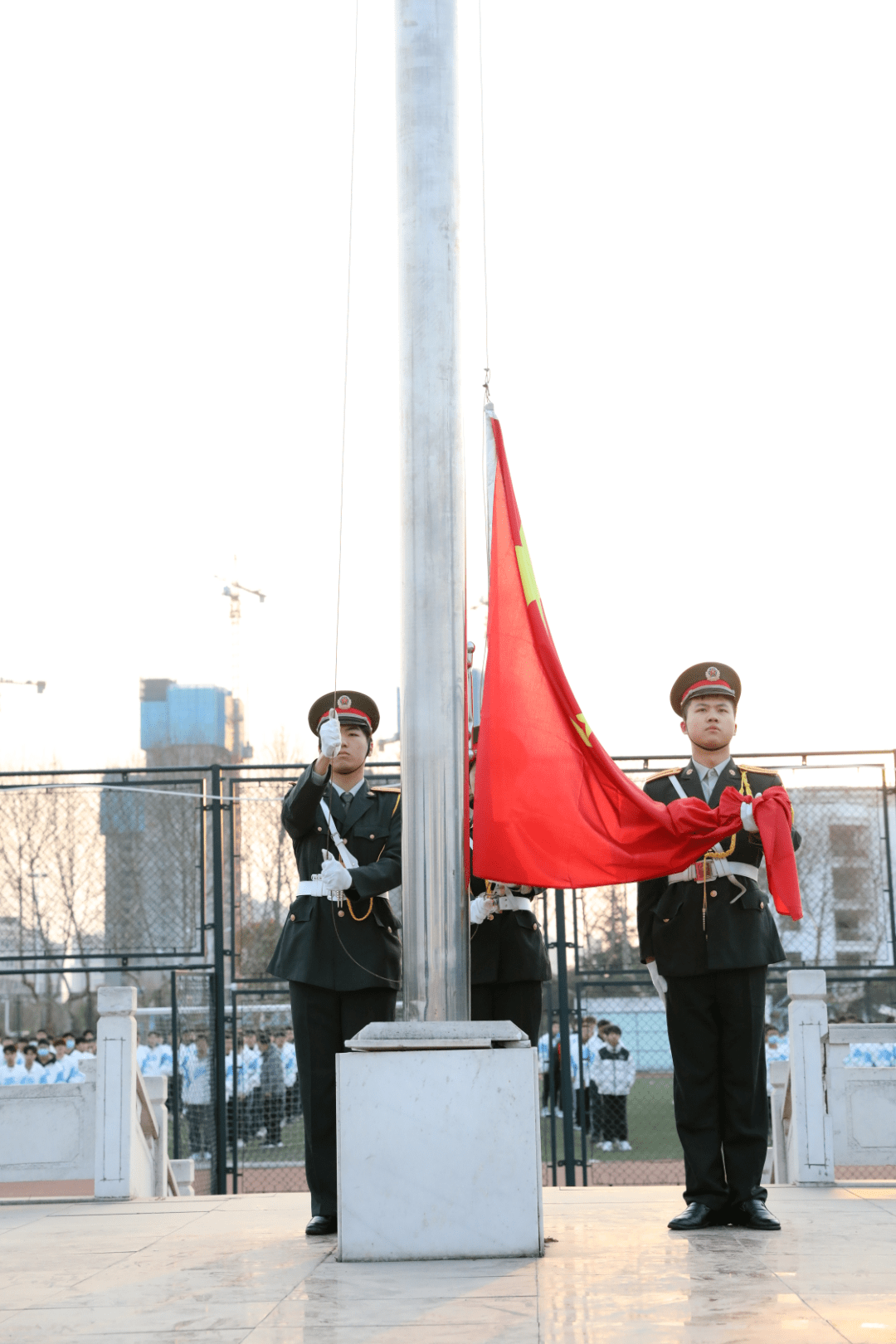 皆為信仰鮮紅的五星紅旗迎風飄揚嘹亮的國歌聲聲激昂長在春風裡生在