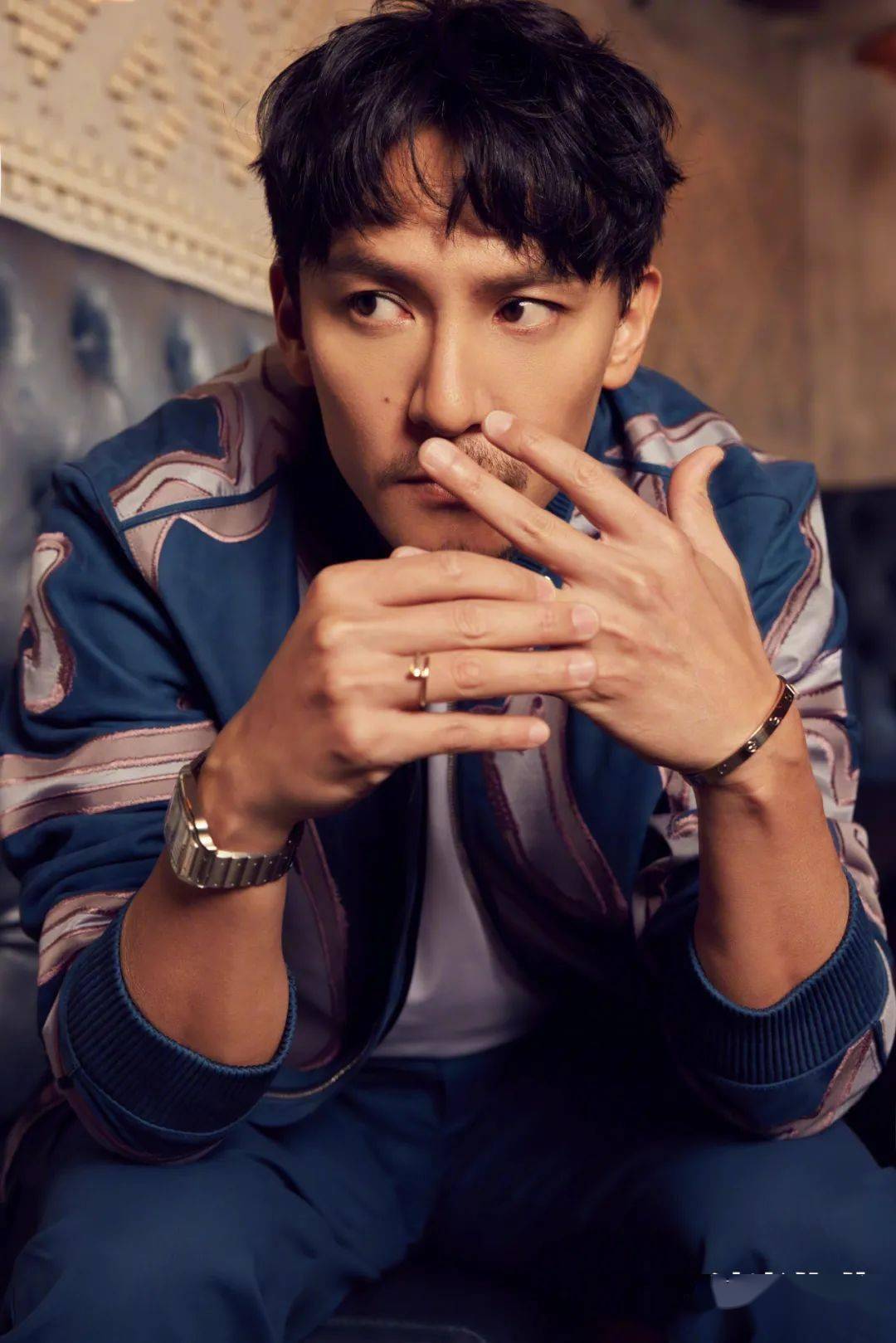 影帝张震时尚先生3月刊封面大片深邃眼神展现迷人魅力