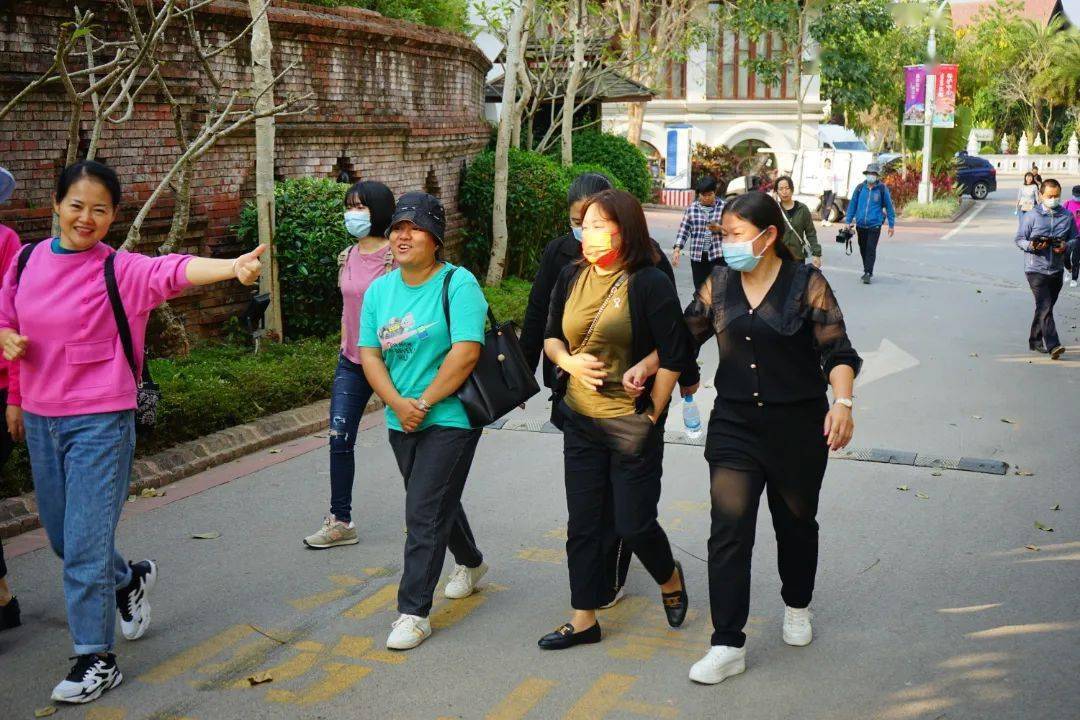 妆饰三八节特刊 | 铿锵玫瑰别样“警色”——西雙版納交警的“女神节”！