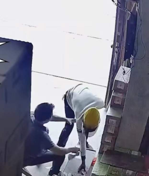 “他们每次拿钱勾引我!”广西一男子见别人数钱,冲上来就抢_男子当街抢钱后称他们拿钱勾引我_兴宁_警方