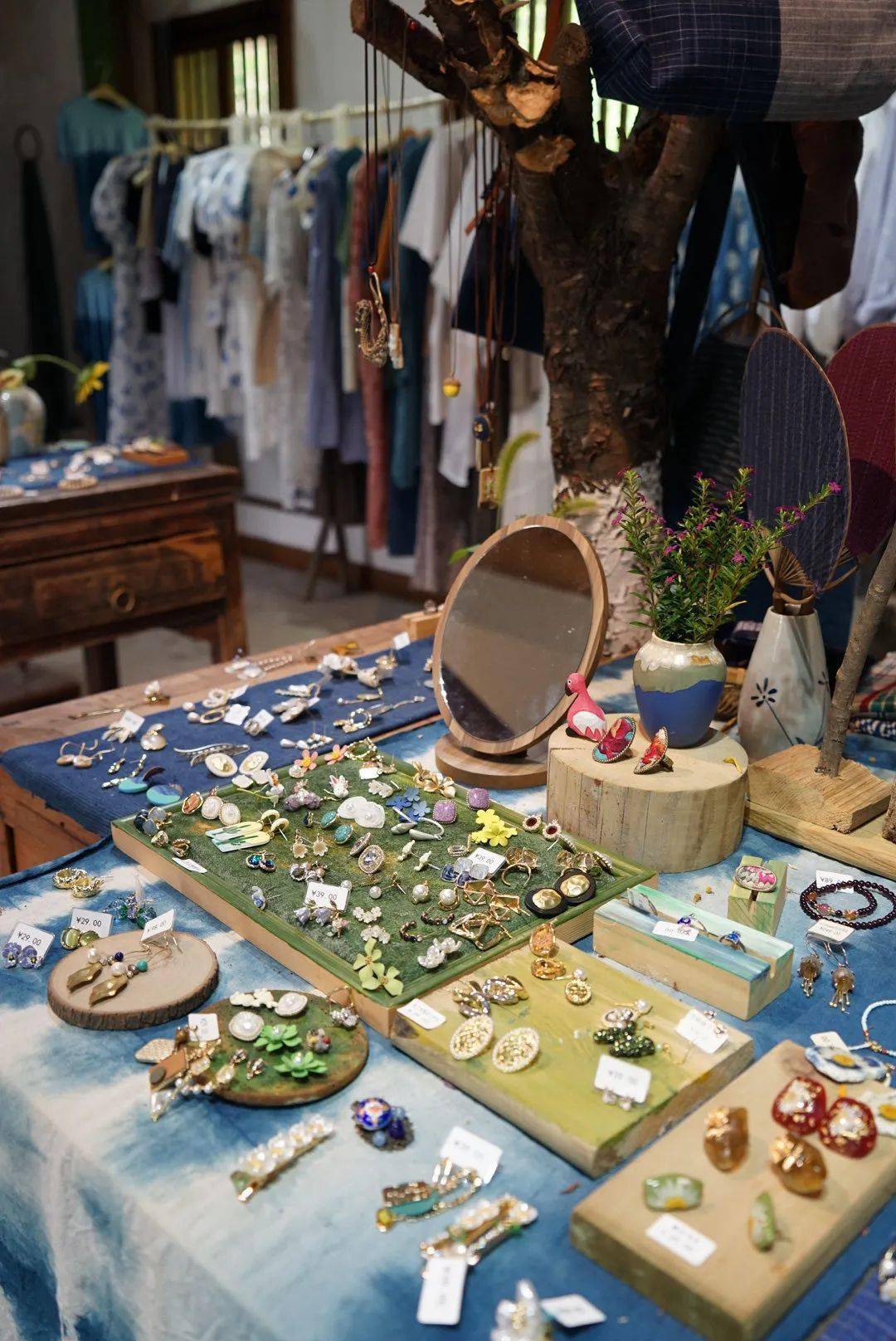 黄龙溪古镇上的年轻人