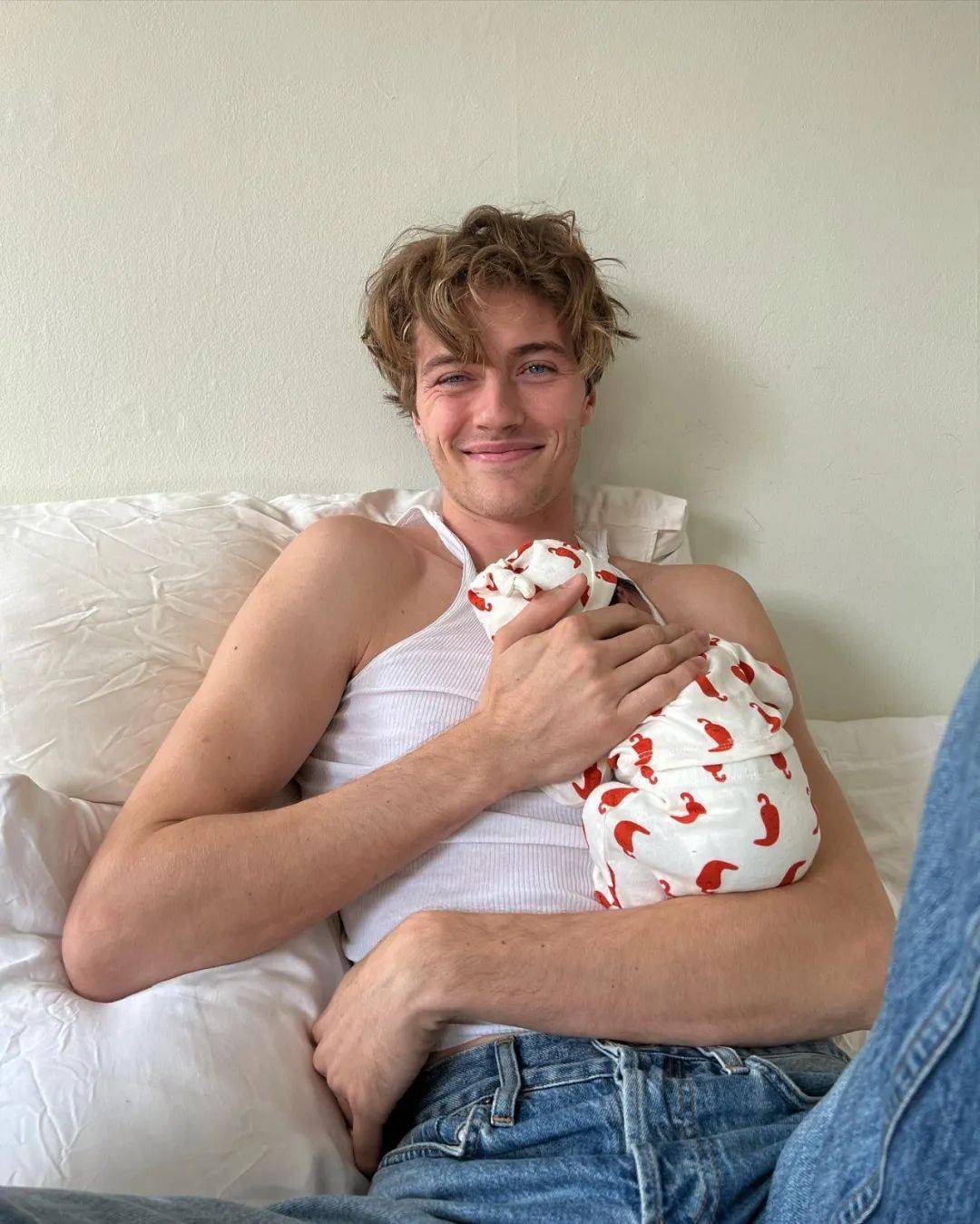 Smith23岁男模 Lucky Blue Smith 第三个孩子出生了！