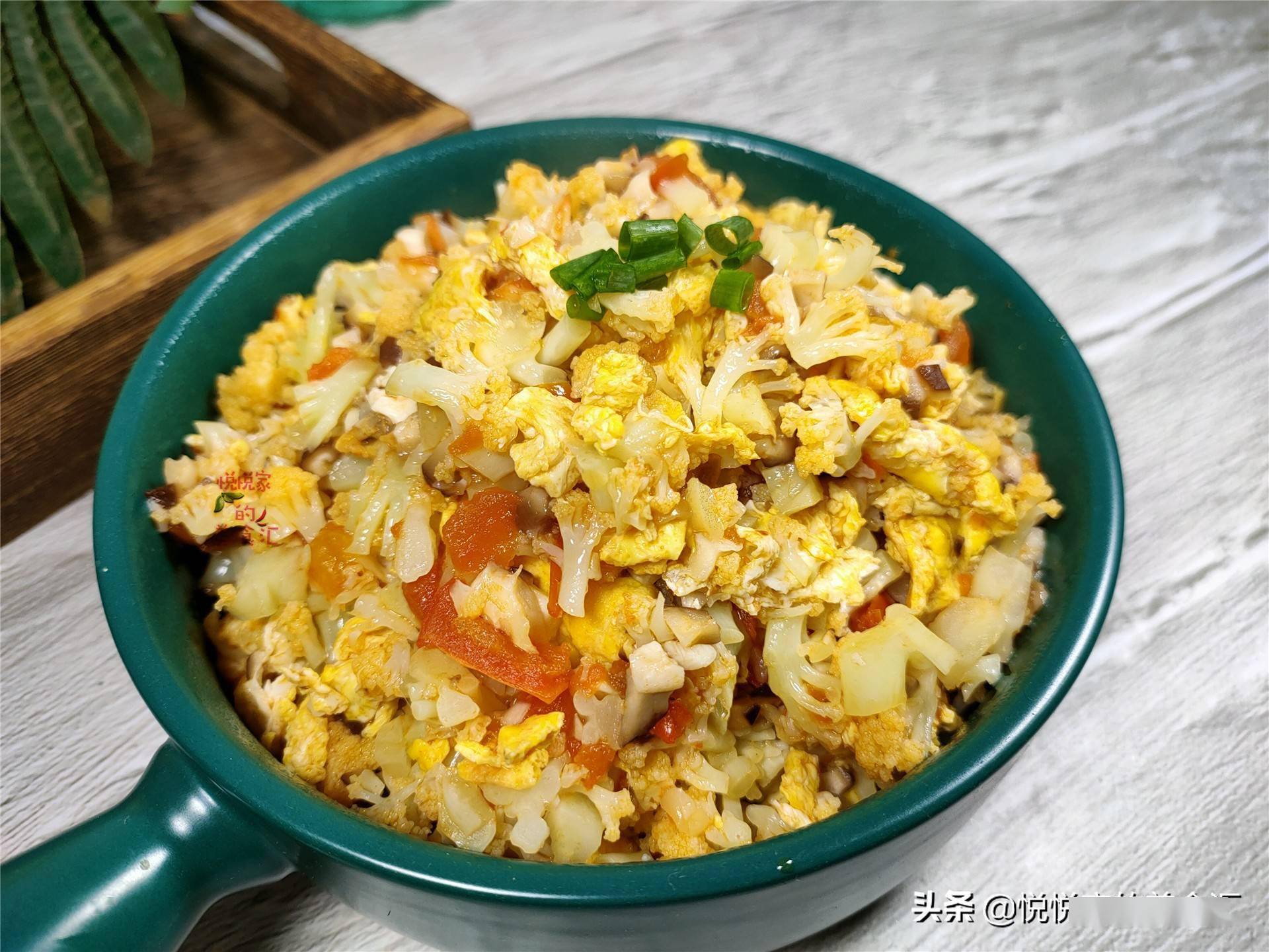 食谱名称:【无米炒饭】准备材料:白花菜100克,土豆50克,香菇20克,胡