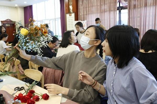 插花|锡林郭勒盟中级人民法院：花艺献佳节 巾帼绽芳华