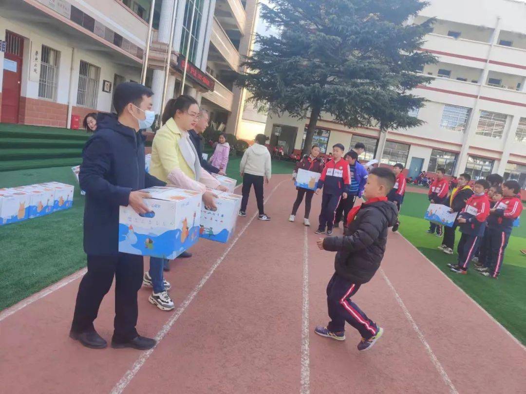 青公益 | 留坝县江口镇中心小学举行"壹基金"温暖包发放仪式