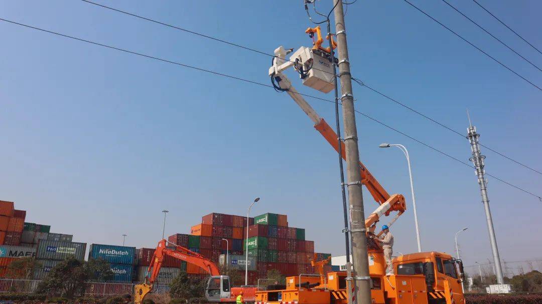 10千伏高压线上穿针引线全自主带电作业机器人首次亮相新片区