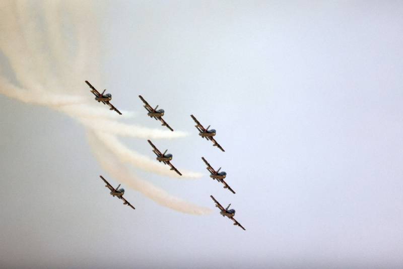 组图 沙特首届世界防务展 阿联酋空军骑士飞行表演队炫技 新华社 利雅得 首都