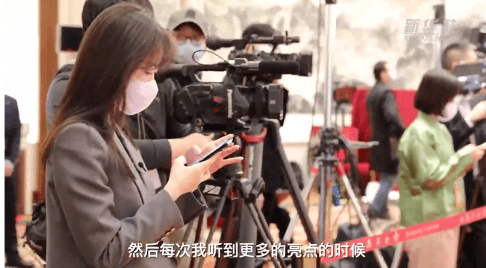 小鲸带你走进两会现场 跟新华社女记者张扬 学习会议服饰穿搭小窍门