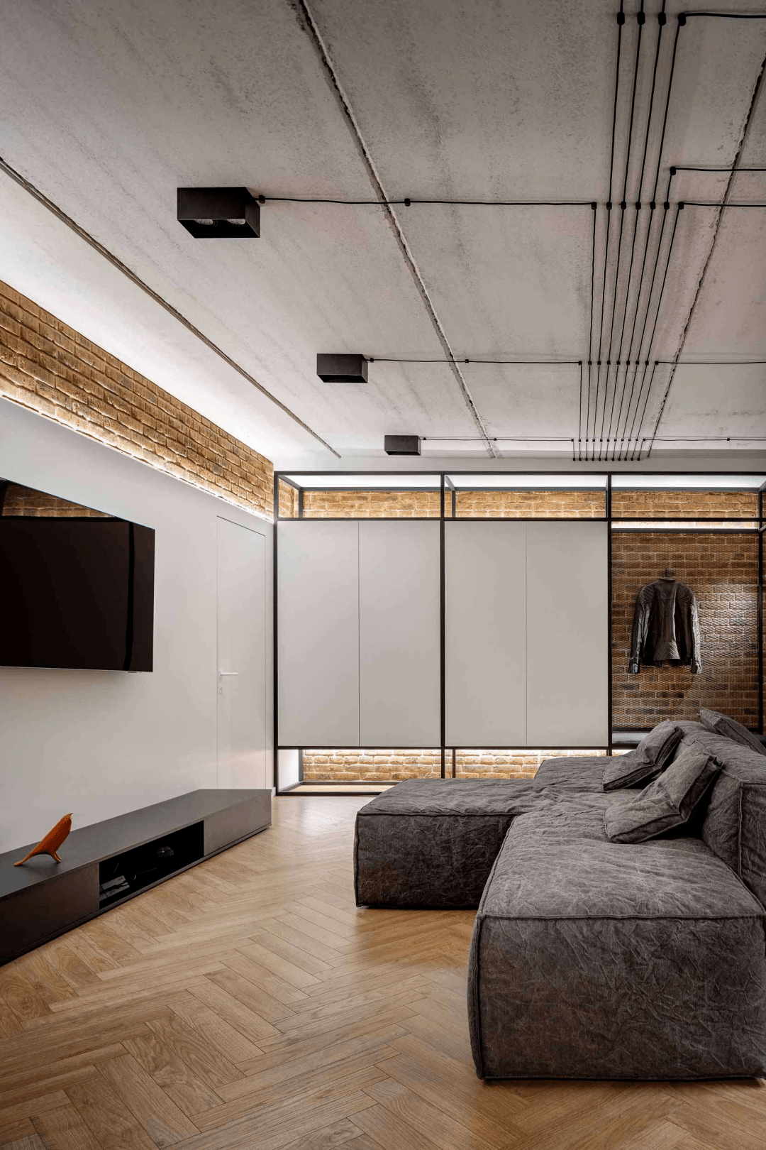 装饰反而露出混凝土天花设计师选择不做吊顶为了不让空间有压迫感室内