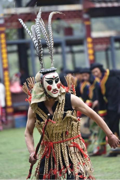 (正在准备跳"大锣笙"的村民)老虎笙流传于双柏法脿镇小麦地冲等地