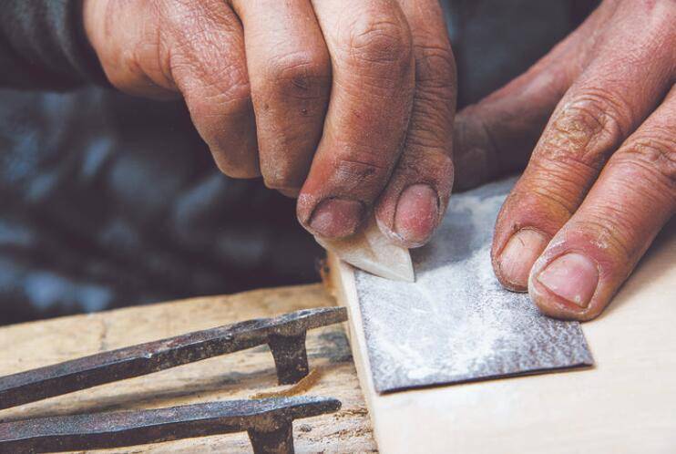 生活|九寨沟南坪镇：乡土艺人手工制作琵琶 传承非遗传统文化